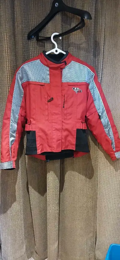 Selling ladies or youth motorcycle jacket Great starter jacket Cold weather liner included Extra sma...