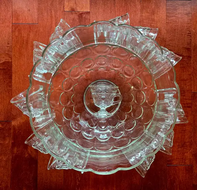 Glass punch bowl with 12 cups and 2 ladles. in Kitchen & Dining Wares in Mississauga / Peel Region - Image 2