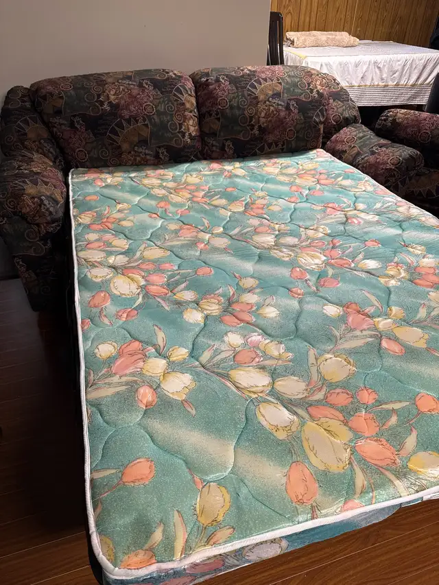 Sofa bed with foldable mattress / Canapé-lit avec lit pliable in Couches & Futons in City of Montréal - Image 7