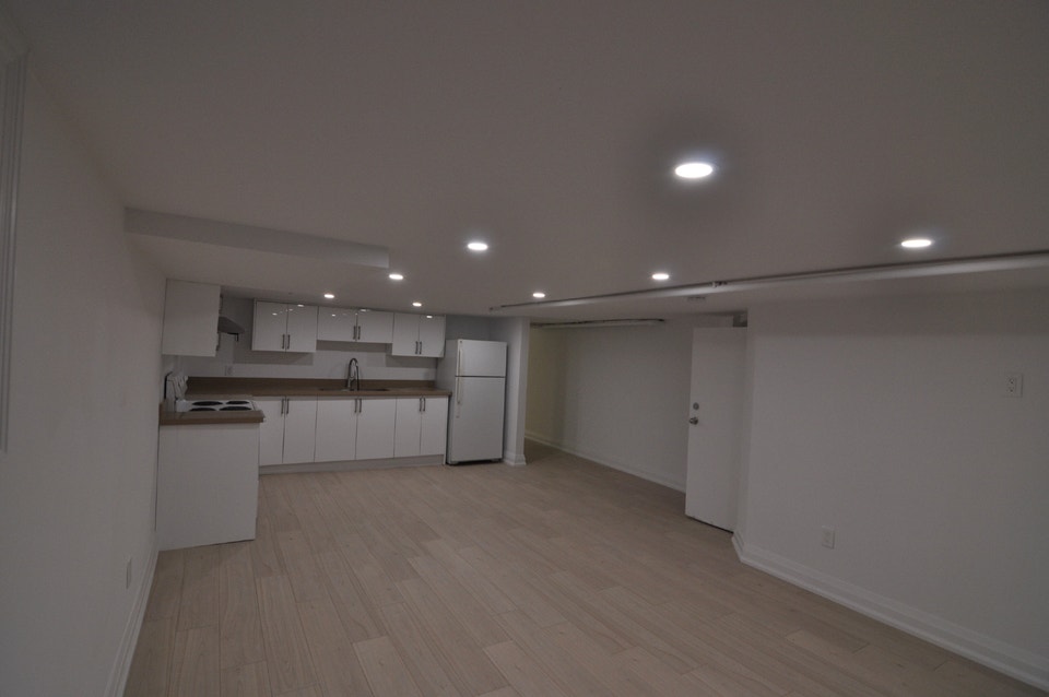 Spacious 2 Bedroom Basement Apartment - Toronto Beaches Area 3