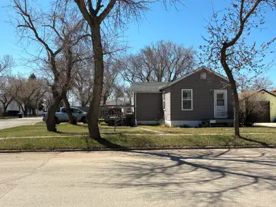 2 bedroom house located close to westview school