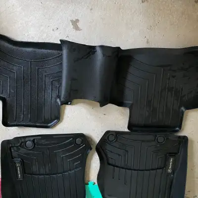 J'offre un ensemble de tapis protecteurs WeatherTech noirs d'origine Mercedes-Benz, conçus pour offr...