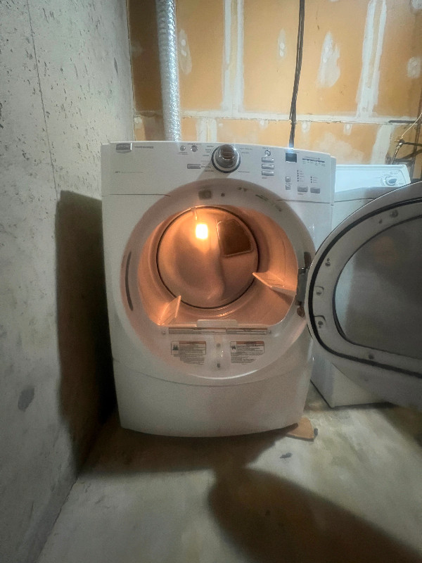 Used in excellent condition-dryer in Washers & Dryers in Ottawa - Image 2