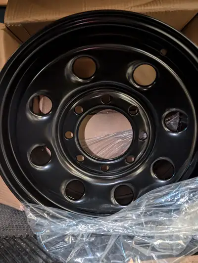 2 rims pour pneus 17 pouces - 8 bolts pour 140 $