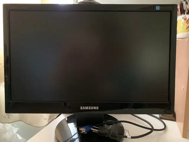 Samsung Monitor : with cables : 18 inch in Monitors in Cambridge - Image 3