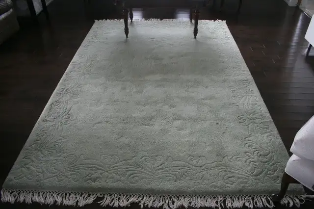 Luxurious - 8' x 5'  Thick, heavy, wool rug!! in Rugs, Carpets & Runners in Oshawa / Durham Region - Image 2