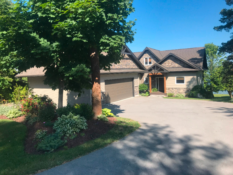 Waterfront Home / Cottage for Sale on Lake Scugog. Houses for Sale