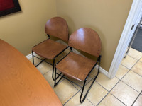 2 chaises de bureau pour invités, en bois.