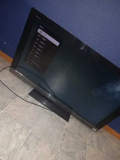 Selling a used Sony Bravia TV with a crisp display, perfect for your viewing pleasure. This TV has b...