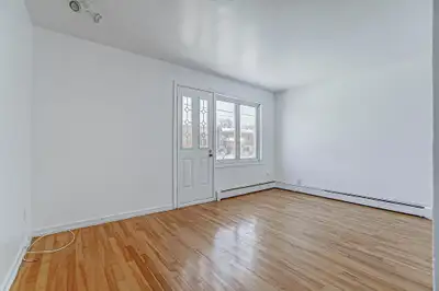 4 1/2 entièrement rénové 2 chambres fermées