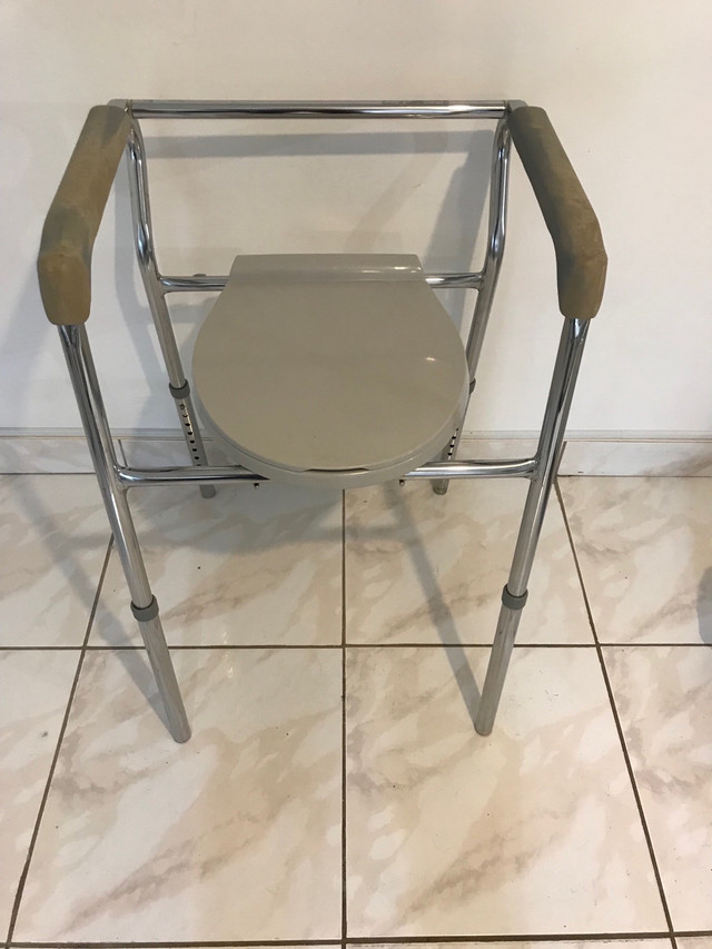Commode Chair dans Santé et besoins spéciaux  à Laval/Rive Nord