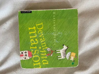 Livre Devant ma maison de Marianne Dubuc, View more