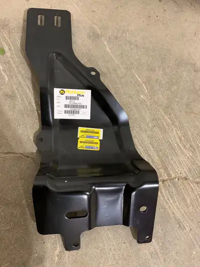 2017-2022 Ford Superduty driver side front bumper bracket. Can possibly help with delivery. Contact...