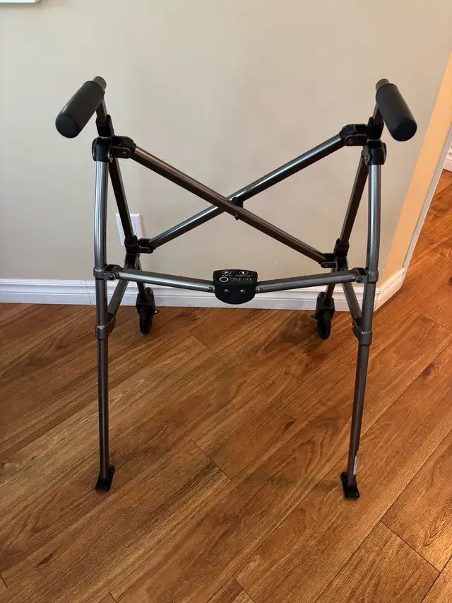 Walker - Lightweight - foldable in Health & Special Needs in City of Montréal - Image 4