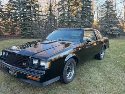 1986 Buick Grand National. 80, 000 kms air tilt cruise Buckets console . Windows locks . 3.8 turbo ....