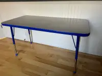 Table ajustable / Adjustable height desk