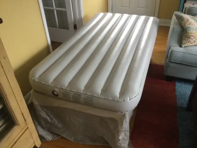 Twin Inflatable Bed in Beds & Mattresses in Oshawa / Durham Region - Image 2