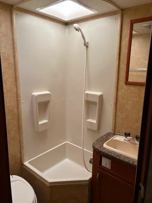 2011 StarCraft Hybrid RV trailer in Travel Trailers & Campers in Dartmouth - Image 4