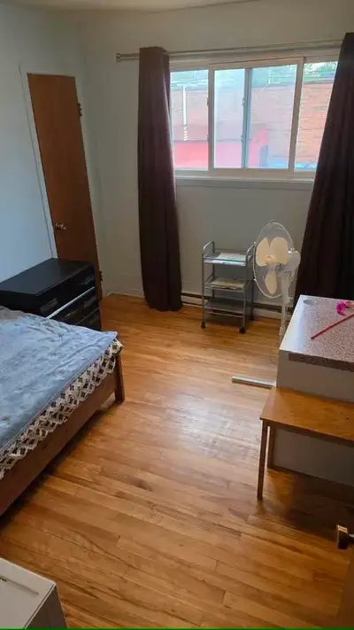 À St-Eustache Une chambre à louer pour femme. À quelques pas des centres d'achats et du transport en...