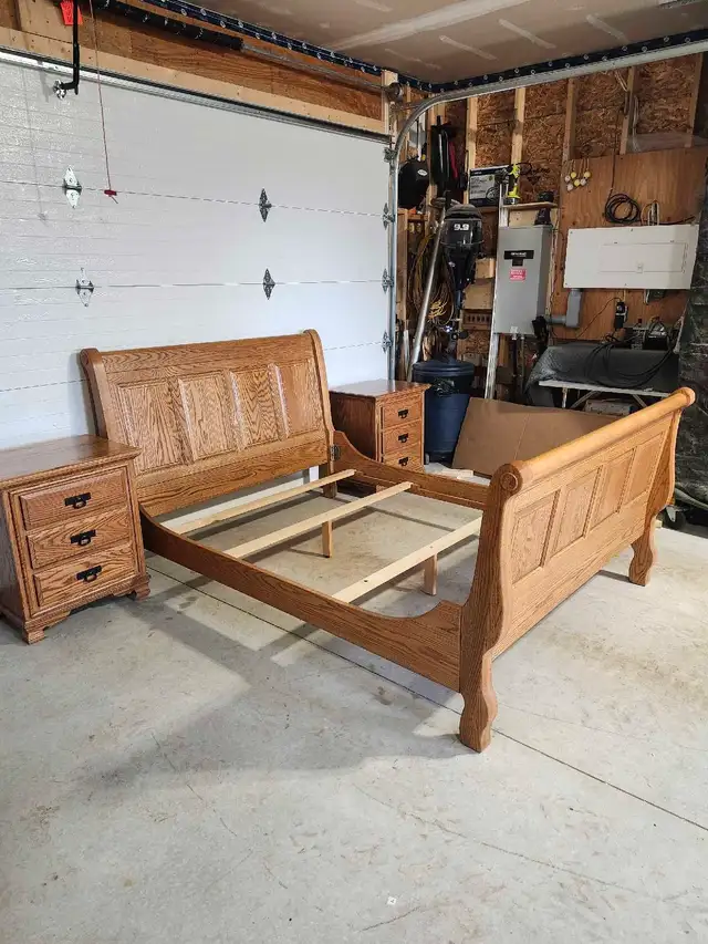 Oak Queen Sleigh Bed w/Nightstands in Beds & Mattresses in Kingston - Image 3
