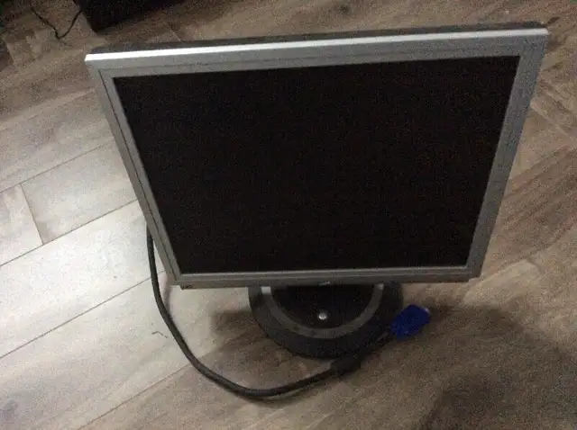 ecran d ordinateur /moniteur in Monitors in West Island - Image 2