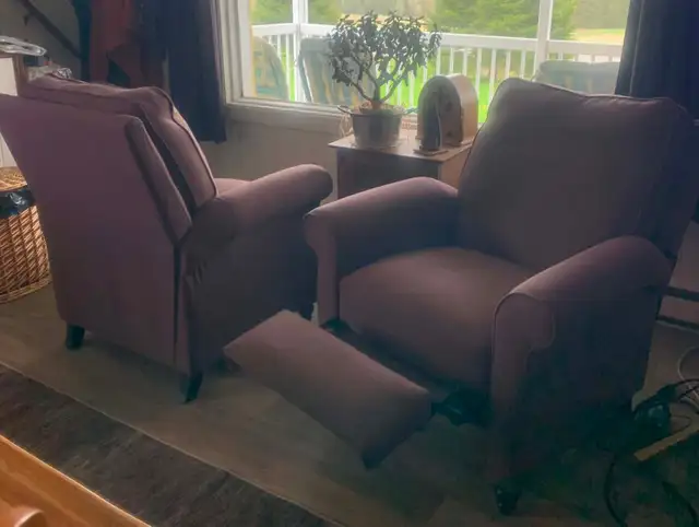 2 fauteuils inclinables bruns. in Chairs & Recliners in Thetford Mines - Image 4