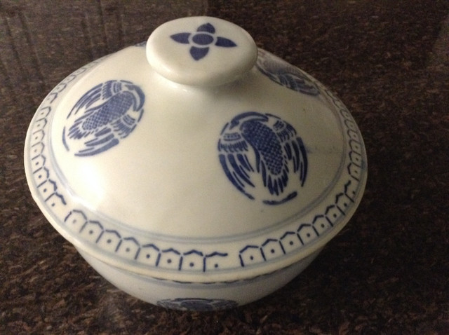 Chinese clay blue white bowl with covered lid dans Art et objets de collection  à Région d’Oshawa/Durham