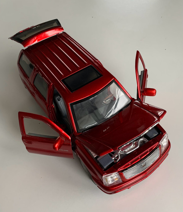 2002 die cast Cadillac Escalade 1/24 scale  in Toys & Games in Mississauga / Peel Region - Image 3
