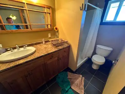 Room rent in Beddington Kitchen and bathroom share Utility and wifi included Buses stop and big mall...