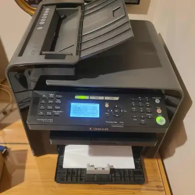 Imprimante Laser 3 dans 1 en très bon état avec 2 cartouches d’encre neuves. Cette imprimante peut f...