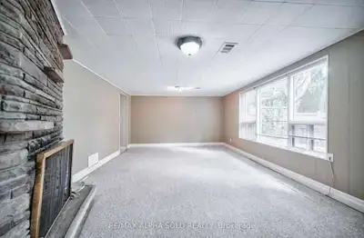 Bright, clean private room available in a quiet home in the desirable Bayview Village area of Toront...