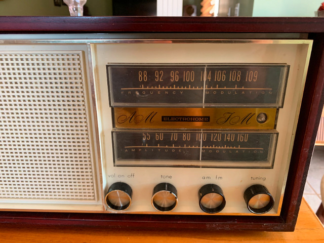 Antique Electrohome AF2 radio - tube radio - AM & FM in Arts & Collectibles in Hamilton