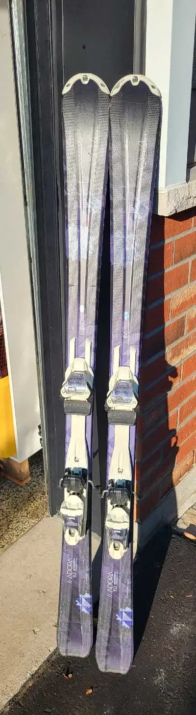 Dévalez les pentes avec style grâce à ces skis Volkl Adora pour femmes, mesurant 153 cm et conçus po...