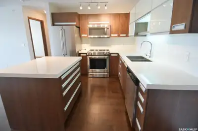 This spacious executive unit in Rosewood offers 2 bedrooms with 2 large walking closets plus a 4-pie...