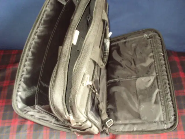 HP, Dell, NEC Laptop Carrying Cases and Luggage in Laptop Accessories in City of Toronto - Image 3