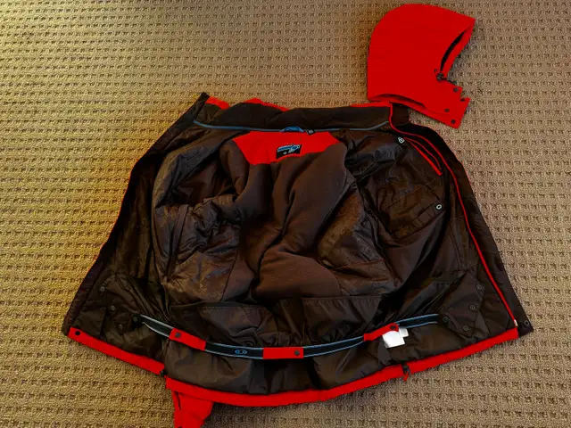 Men’s Salomon Ski Jacket Size Medium in Ski in Calgary - Image 4
