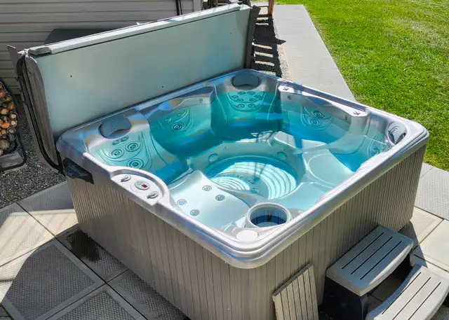 Spa Hot Tub in Hot Tubs & Pools in Kamloops - Image 2