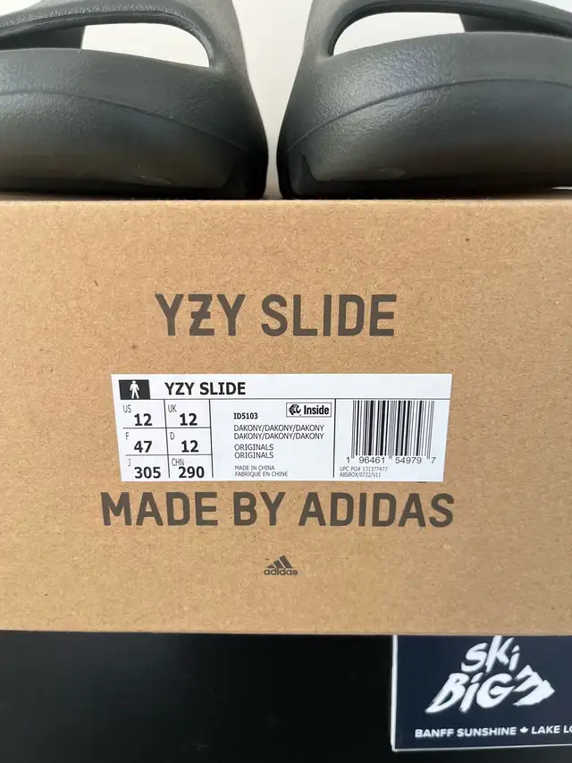 Yeezy Slide Dark Onyx Size 12 in Men's Shoes in City of Toronto - Image 8