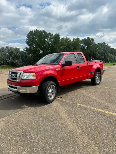 2008 Ford F150 Extended Cab 4x4 Features include box liner, soft roll up tonneau cover, Sony Apple C...