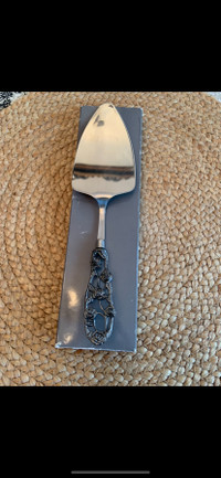 BEAUTIFUL STAINLESS STEEL CAKE SERVER/CUTTER ! HOLIDAYS !