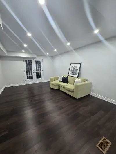 Rooms available in a detached house for rent in a beautiful scenic lake community in Stoney Creek, D...