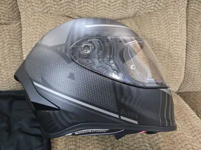 Selling my Scorpion Exo R1 Air helmet, size medium (57-58cm). This helmet is in like-new condition a...