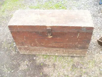 beau coffre a outil antique # 9705.110 32" x 11" x 18"1/4 H avec 1 tiroir 75$ peut shippé avec artic...