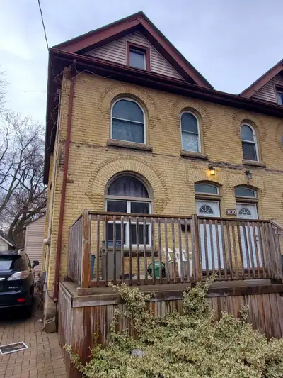 Spacious Summer Sublet – 400 Oxford St E (Prime Location!) Looking for a clean, spacious, and conven...
