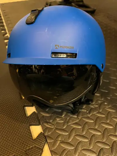 Casque de ski pour enfant peu utilisé. Visière intégrée au casque. Grandeur ajustable 47-51cm. J’ai...