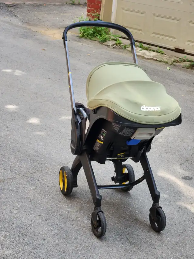 Used Doona travel baby stroller with base in Strollers, Carriers & Car Seats in City of Montréal - Image 3