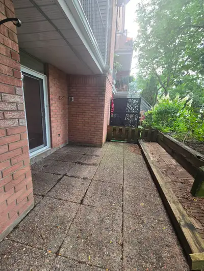 $1,750/MONTH • AVAILABLE IMMEDIATELY PET FRIENDLY • PARKING INCLUDED • PRIVATE TERRACE Bright and sp...