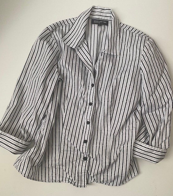 Jones New York Signature Dress Shirt 100% Cotton, Womens Medium in Women's - Tops & Outerwear in Calgary