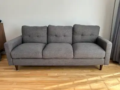 Un sofa 3 places (77 po de long, 33 po de hauteur, assise à 18 po) Une causeuse 2 places (55 po de l...