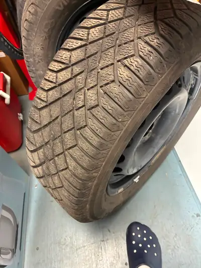 Quatre pneus d’hiver dimensions 205/60/R16 XL VIKING Continental. Utiliser un hiver. Sont montés sur...